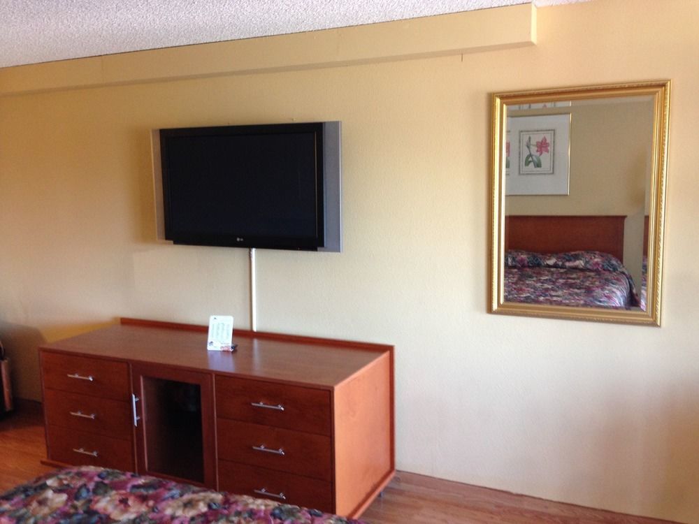Travelodge By Wyndham Tacoma Near Mcchord Afb Exterior photo