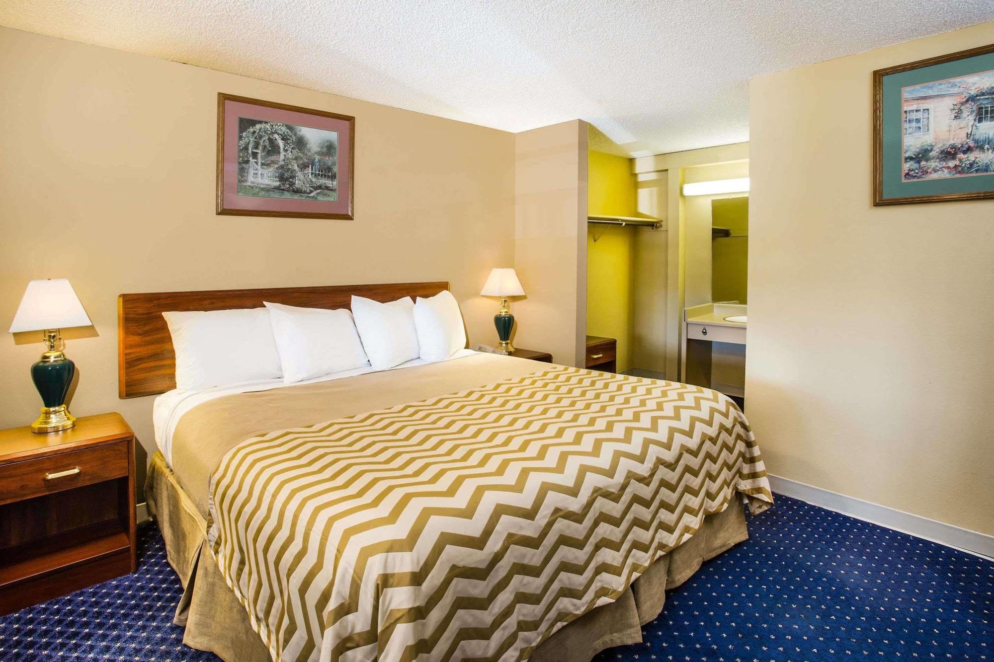 Travelodge By Wyndham Tacoma Near Mcchord Afb Exterior photo